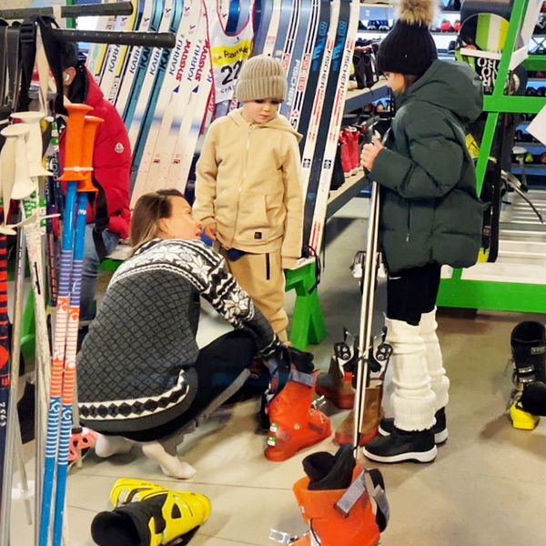 Delad bild – till vänster hjälper mamma Sofie att prova ut pjäxor till sina barn på Fritidsbanken i Mora, till höger så lämnar Hans Åke tillbaka en snowboard.