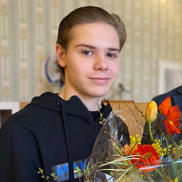 Rallytalangen Mille Johansson, 18 år, uppvaktas av Katrineholms kommunalråd Johan Söderberg (S) efter ha vunnit junior-vm-klassen i Svenska Rallyt i helgen.