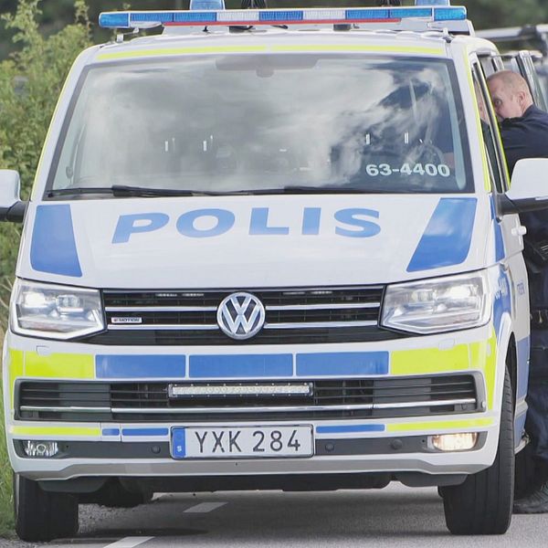 En delad bild med två sektioner. Den vänstra sektionen visar en svensk polisbil och en polis som sträcker sig in i bilden. Den högra sektionen visar en närbild av polis Joakim Oja i uniform.