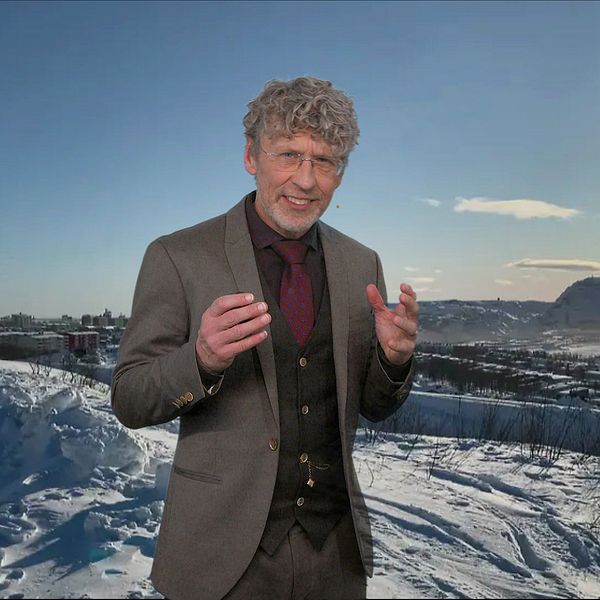 SVT:s meteorolog Pererik Åberg framför en bild på Kiruna.