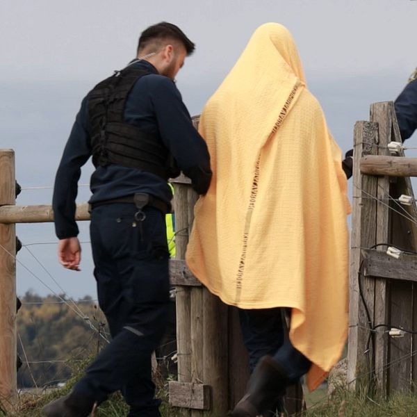 Person förs i gul filt av polis