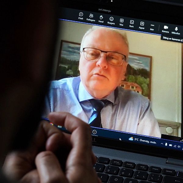 SVTs reporter pratar med Svenska Taxiförbundets ordförande Lennart Kalderén på videolänk.
