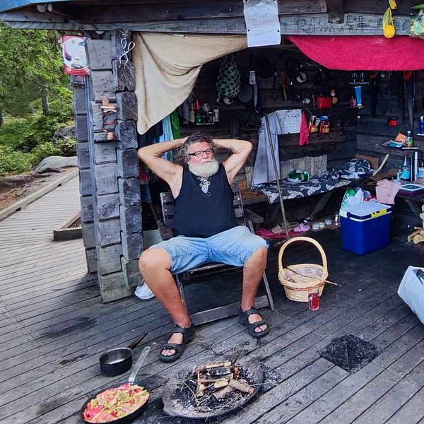 Christer från Härnösand har inrett ett kommunalt vindskydd – något som skapat reaktioner från kommuninvånarna.