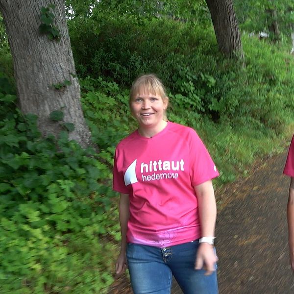 Elin Aura och Hanna Holmström från Hedemora orienteringsklubb.