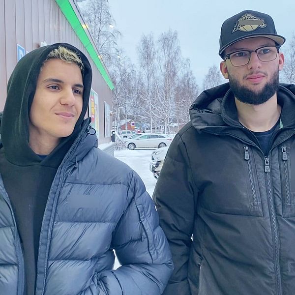 En delad bild som visar två personer i vinterkläder på vänster sida, med snöiga omgivningar och träd i bakgrunden. Höger sida visar en hand som håller en smartphone som visar en webbplats med information om Luleå kommun.