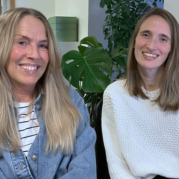 Vännerna Eva-Marie Rönnborg och Rebecca Jansson sitter bredvid varandra och ler mot kameran. Och en bild på bussen som åker ner till Polsen