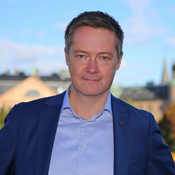 GS-fackets ordförande Per-Olof Sjöö med LO-borgen i bakgrunden.