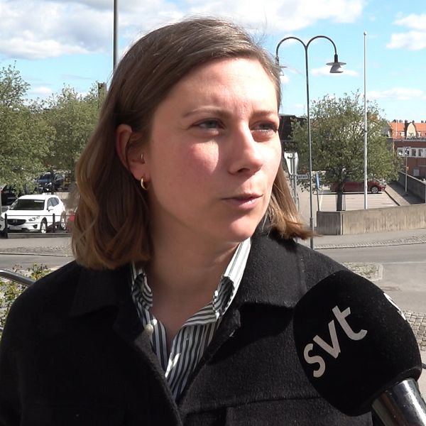 Delad bild. Till vänster intervjuas en person av SVT. Till höger fylls en ballong med gas.