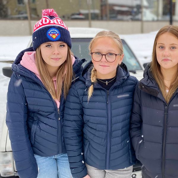 Fyra 14-åriga tjejer i Matfors utomhus på en parkering.