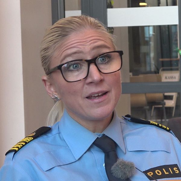 Tina Anderberg, chef för utredningsenheten på polisen i polisområde nordvästra Skåne, sitter i en möteslokal i polishuset i Helsingborg.