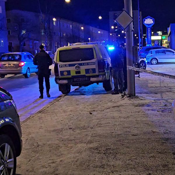 Polisfordon med avspärrningsband utanför restaurang i Norrköping där en dödsskjutning inträffat
