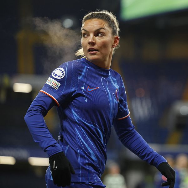 Johanna Rytting-Kaneryd på Stamford Bridge i Chelseas blåa matchtröja, underställströja och svart handskar.