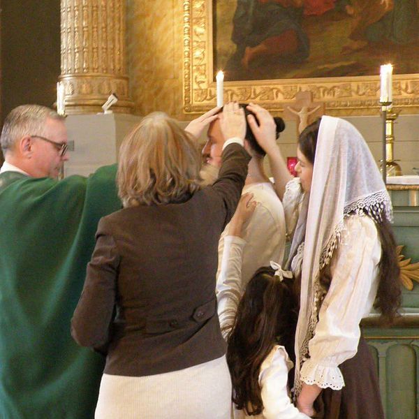 Kyrkoherde Peter Wärnlund i kyrka vid vuxenkonfirmation