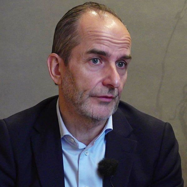 Johan Holm, finansanalytiker vid Sparbanken Rekarne i Eskilstuna. Och en bild på femhundralappar.