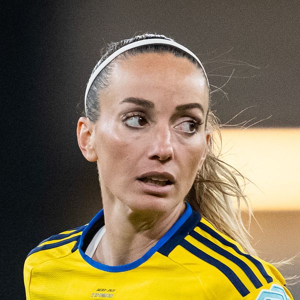 Gabriele Gravina slår tillbaka mot Kosovare Asllani.