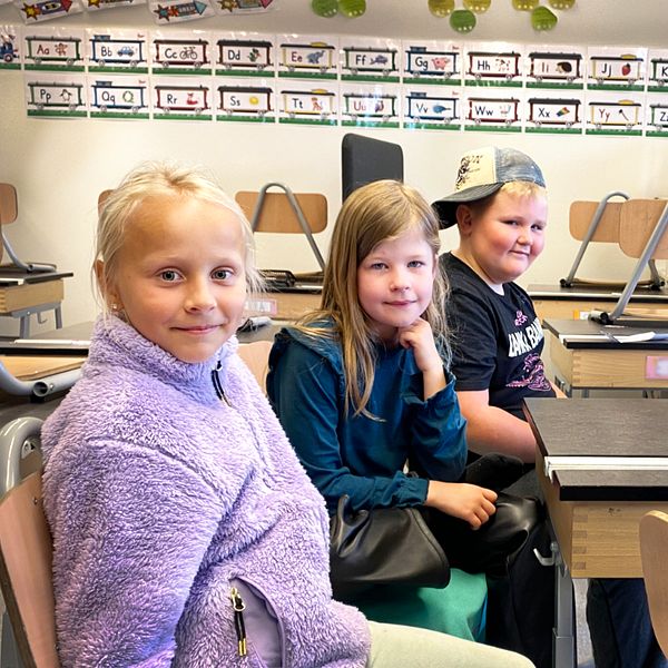 Fyra elever i årskurs 2 på Skogsbo skola i Avesta sitter i ett klassrum.