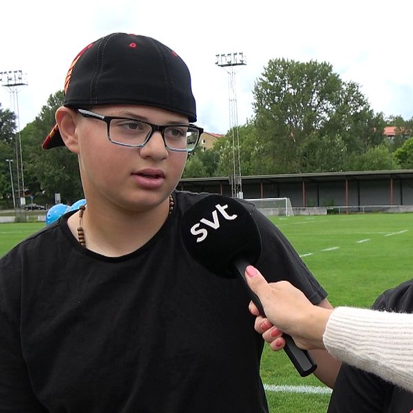 Fadi, 12 och David, 13 står framför Bårsta IP i Södertälje och blir intervjuade av Svt.
