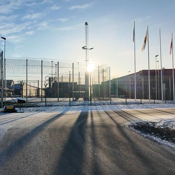 Tvådelad bild. Vänster: Kvinnoanstalten Hinseberg i motljus. Höger: Ulrika Lilljegren, expert på kapacitetsökning hos Kriminalvården.