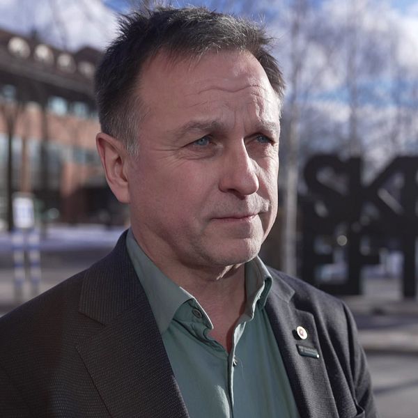 Lorents Burman står utanför statyn ”Skellefteå”