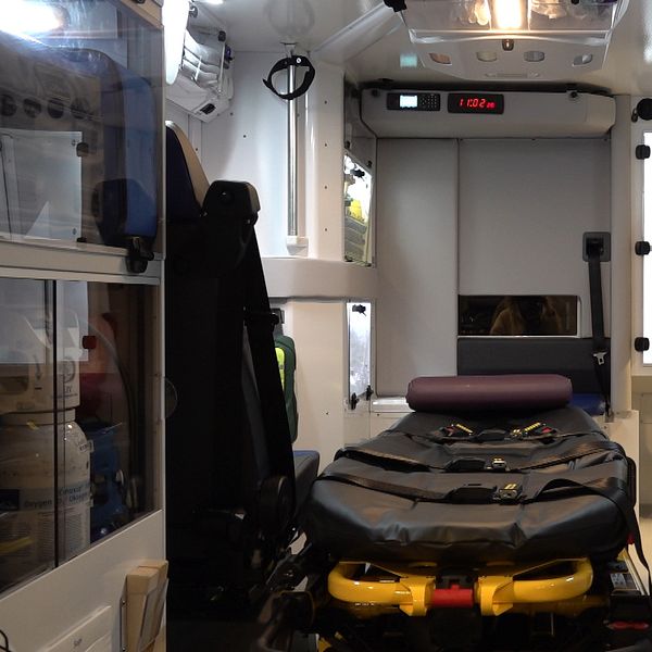 Insidan av region Hallands nya ambulans visar en bår och tre platser bredvid samt ett utrustningsskåp. Bilden till höger visar Kent Ahlin verksamhetschef.