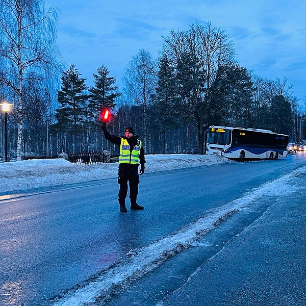 Polis dirigerar trafik efter en olycka.