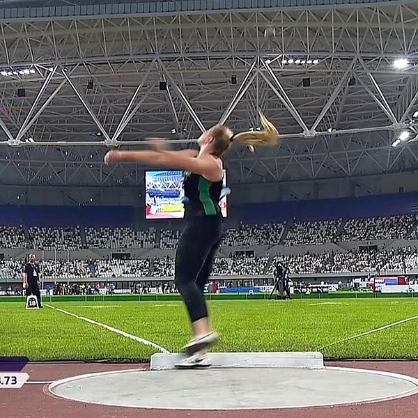 Delad bild. Vänster: kulstötare tävlar på arena. Höger: idrottare torkar pannan.