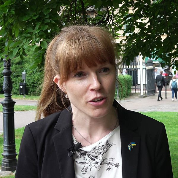 Centerpartiets primärvårdsregionrådet Christine Lorne intervjuas i en park.