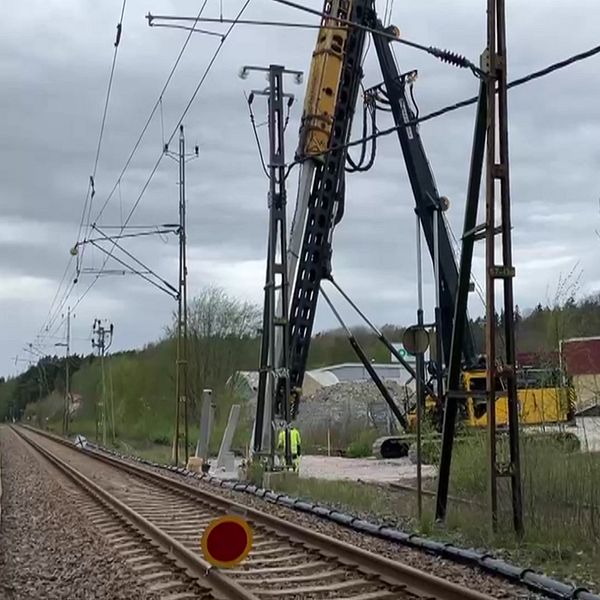 Delad bild. Till vänster: arbetsfordon vid järnvägsspår. Till höger: person i varselväst och hjälm.