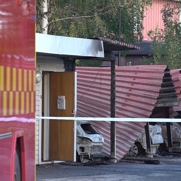 Brandbil, brända bilar och polis