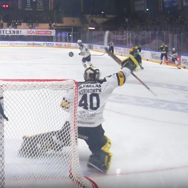 Delad bild: Till vänster ses en ishockeymålvakt i vit tröja med nummer 40 i aktion, sträcker sig för att stoppa pucken med en motspelare i bakgrunden. Till höger visar en närbild samma målvakt i viloposition vid målburens sida, blickandes mot spelet.