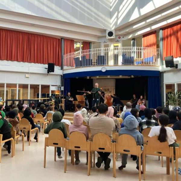 Konsert på skola/två flickor