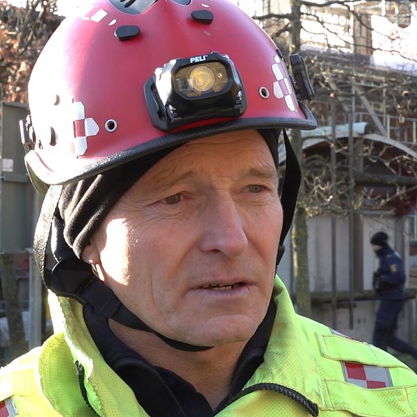 Räddningsledaren Magnus Rydberg står utanför Hallands sjukhus i Halmstad.