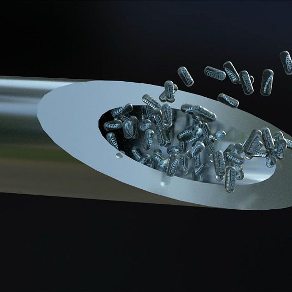 Till vänster: animation av mRNA i lipidbubblor sprutas ut ur förstorad sprutnål.  Till höger: animerad människa med inre organ och skelett synligt.