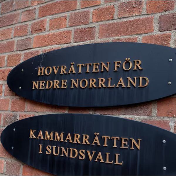 Bildsplitt. Skyltar och en porträttbild på en advokat.