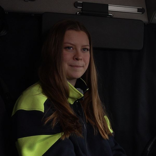 Melina Gustavson, 18, utbildar sig inom åkeri på Kristinehedsgymnasiet i Halmstad – här sitter hon inne i hytten på en lastbil iklädd gulsvart tröja