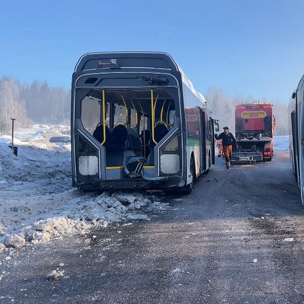 En ledbuss som gått av på mitten vid en trafikolycka i Sundsvall i februari 2024