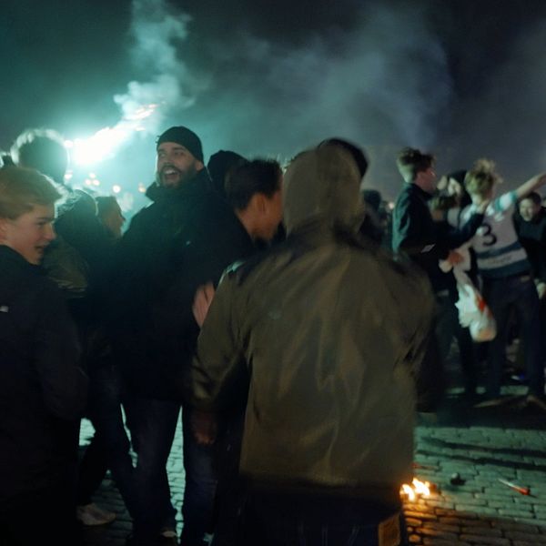 Simon Johansson firar med Västerås SK:s supportrar på Stora torget efter avancemanget.