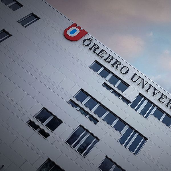 Örebro universitetets byggnad mot en mulen himmel.