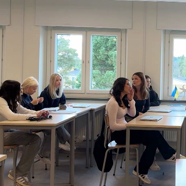 Ett klassrum med lärare och elever på Finnbacksskolan i Lycksele.