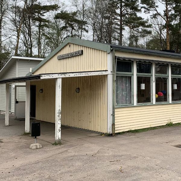 Bild på en skola i gult trä.