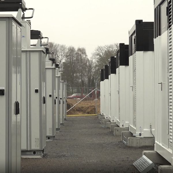 I Haninge står nu länets första batteripark redo att tas i bruk. Följ med in i en gigantisk powerbank.