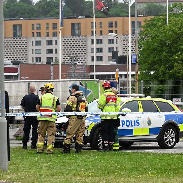 Polis och räddningstjänst på plats vid avspärrningarna i Kallebäck.