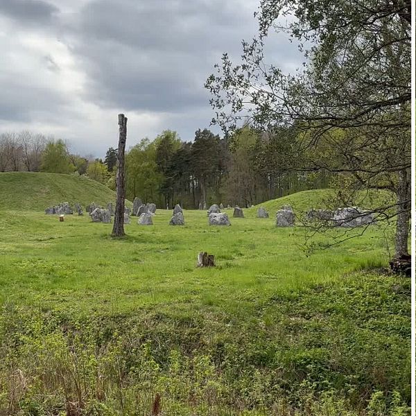Delad bild. Till vänster: gravfält med stenar. Till höger: tre kvinnor undersöker marken.