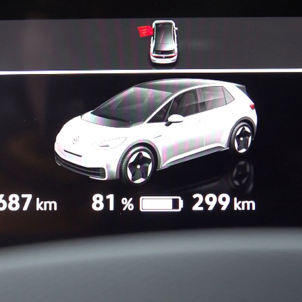 Till vänster en digital bild på bilen på monitorn på instrumentpanelen och till höger en exteriör av Sundsvalls kommunhus under hösten 2023