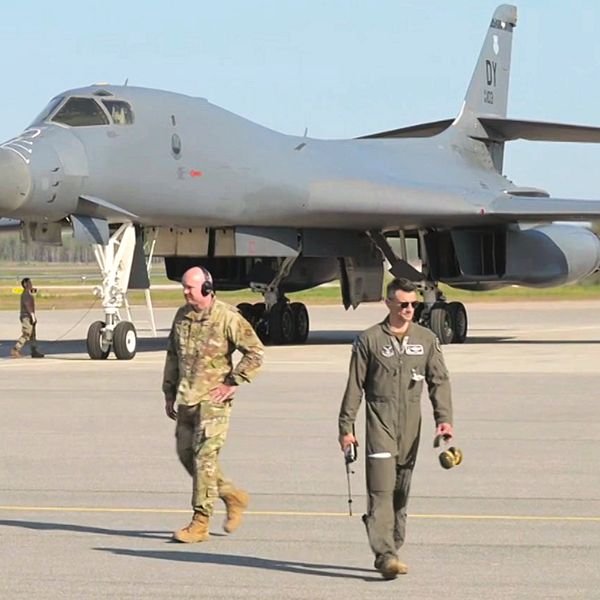 Två militärer framför ett stridsflygplan samt Bodens kommunalråd Claes Nordmark (S).