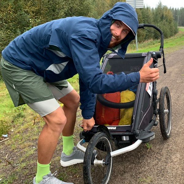 Äventyraren Stefan Santifaller från Italien står intill väg 45 mot Jokkmokk