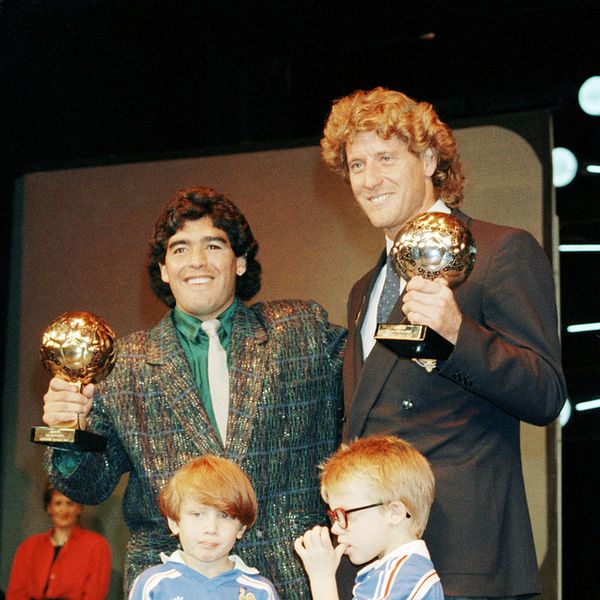 Diego Maradona med den pokal som ska gå på auktion i Paris om en månad. Cirkeln sluts eftersom Maradona mottog den i just Paris i november 1986. Västtysklands målvakt Harald Schumacher fick också en utmärkelse.