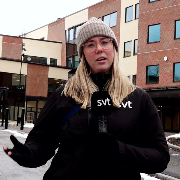 Till vänster syns en kvinna som pratar och gestikulerar framför en modern skola medan det till höger finns en flicka på en parkering som blir intervjuad. Båda personerna är klädda i vinterkläder.