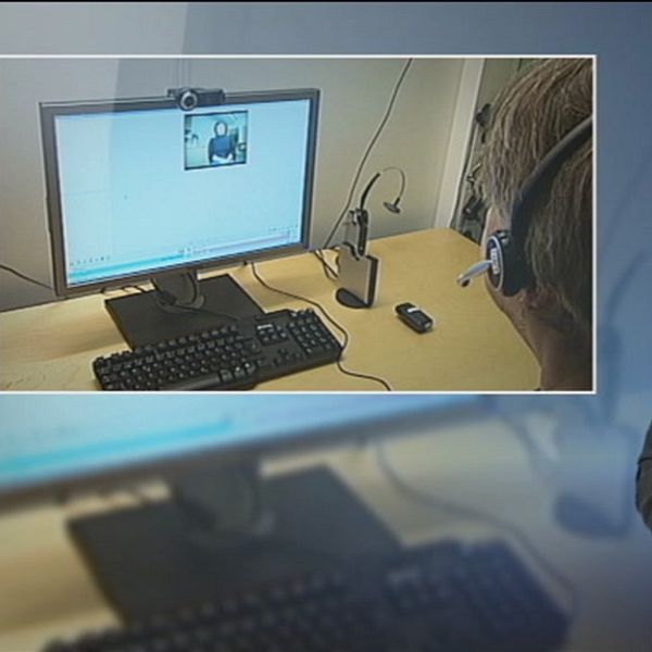 Nyhetsankare Magnus i svart kavaj och han tecknar diskriminering. Bilden bredvid honom ser man en dator och en person som har headset och har ett videosamtal.