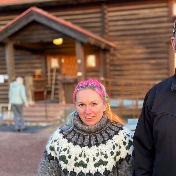 man och kvinna framför stort timrat hus(orsa hembygdsgård)